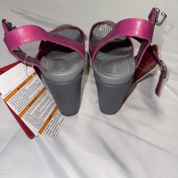 Crocs Leigh II Ankle Strap Wedge Heel Sandal Berry Size 7 Comfort Excellent - Picture 3 of 8